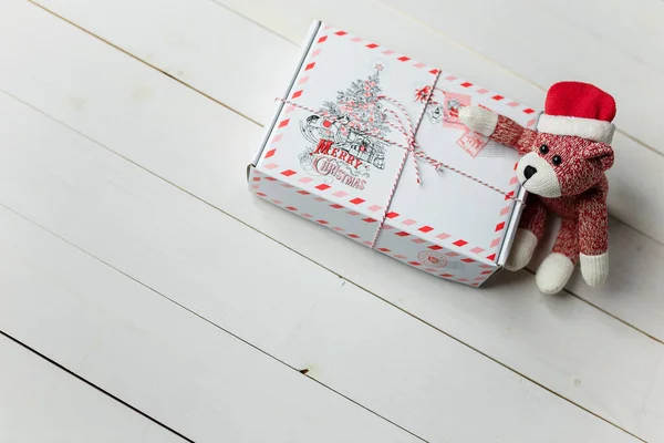 Cadeau Noël Enveloppé Jouet Ours Peluche Sur Table Bois Blanc — Photo