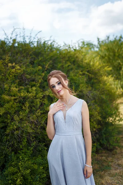 Hermosa Chica Vestido Fiesta Tierno Sobre Fondo Arbusto Verde Retrato — Foto de Stock