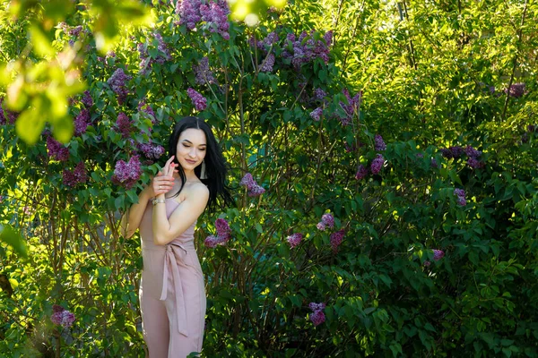 Красива Темноволоса Модель Позує Серед Квітучих Бузкових Кущів Весняному Фоні — стокове фото