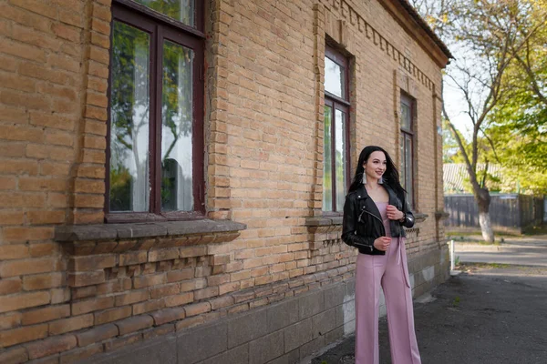 Hübsche Langhaarige Junge Frau Schwarzer Lederjacke Posiert Auf Der Straße — Stockfoto