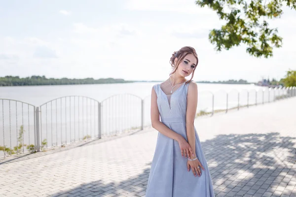 Schöne Mädchen Zartem Ballkleid Auf Flussufer Hintergrund Frauenporträt Auf Frühlingslandschaft — Stockfoto