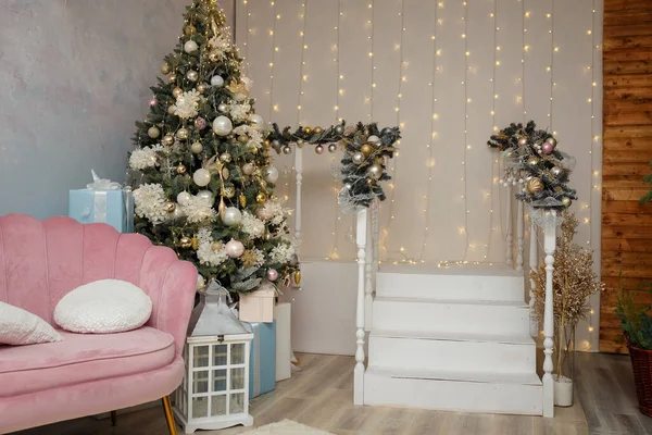 Habitación Decorada Para Celebración Navidad Año Nuevo Sofá Rosa Abeto —  Fotos de Stock