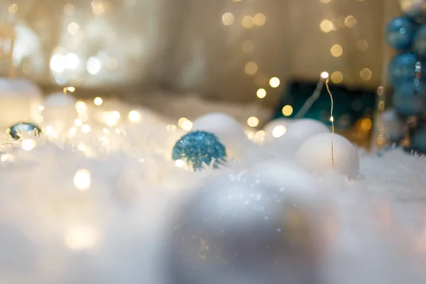 Bola Azul Blanca Juguetes Árbol Navidad Decoraciones Año Nuevo Fondo — Foto de Stock