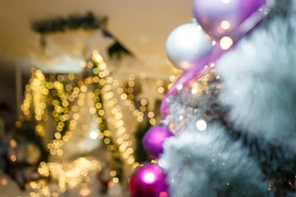 크리스마스 가지에는 보라색 장식용 장치가 있습니다 화강암으로 기적적 개념을 기다리다 — 스톡 사진