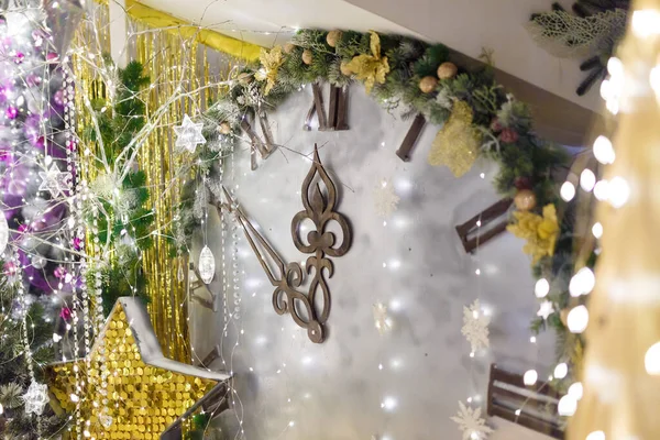 Orologio Natale Decorazioni Stelle Dorate Abeti Quasi Mezzanotte Minuti Alle — Foto Stock