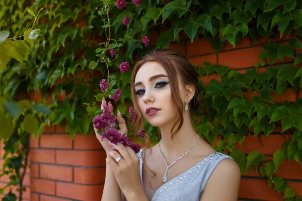 Menina Bonita Vestido Baile Macio Parede Tijolo Arbusto Hera Verde — Fotografia de Stock