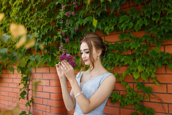 Красива Дівчина Ніжній Випускній Сукні Цегляній Стіні Зеленому Плющах Квітковим — стокове фото