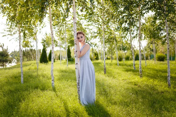 Bella Ragazza Tenero Abito Ballo Tra Betulle Verdi Ritratto Femminile — Foto Stock