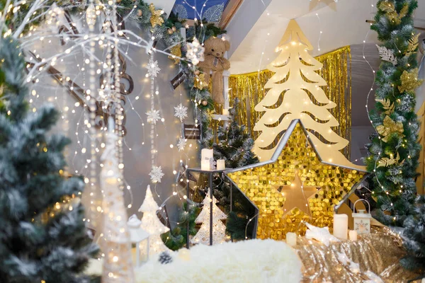 Decoraciones Navidad Año Nuevo Con Reloj Abeto Ramas Bulbos Estrellas — Foto de Stock