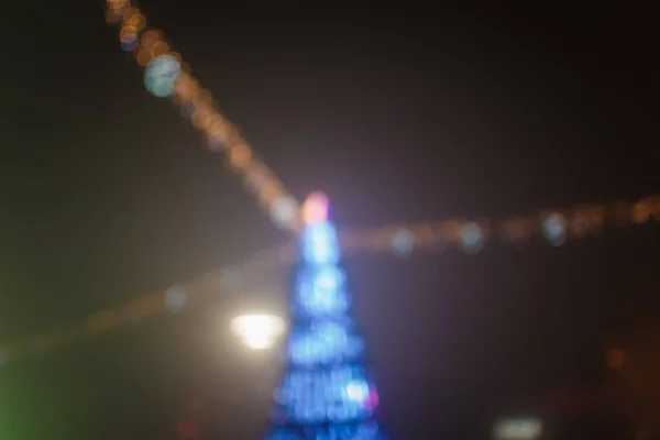 Een Onscherp Nachtschot Van Een Kerstboom Met Bloemenslinger Stad Gelukkig — Stockfoto