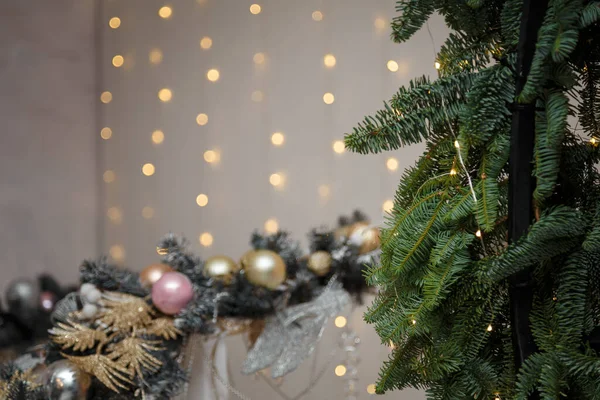 초점의 전나무 가지들이 즐거운 크리스마스와 뉴이어 배경을 이루고 황금빛 조명이 — 스톡 사진