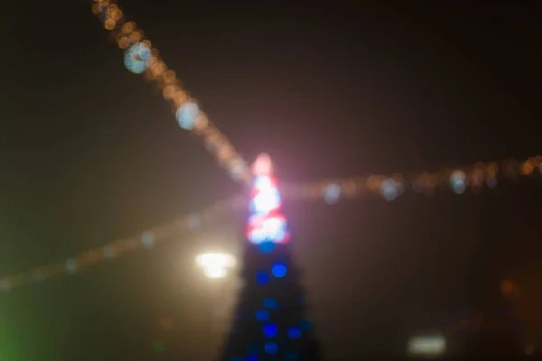 Een Onscherp Nachtschot Van Een Kerstboom Met Bloemenslinger Stad Gelukkig — Stockfoto