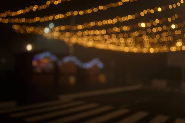 Foto Nocturna Desenfocada Puestos Mercado Navidad Con Luces Guirnalda Bokeh — Foto de Stock