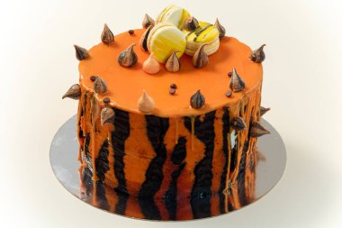 Kaplan çizgili kek ve erkek ya da çocuk için badem kurabiyesi. Erkekler için güzel bir doğum günü pastası.