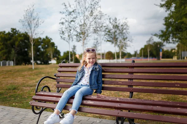 Pequena Menina Feliz Sentada Banco Descansando Parque Verão — Fotografia de Stock