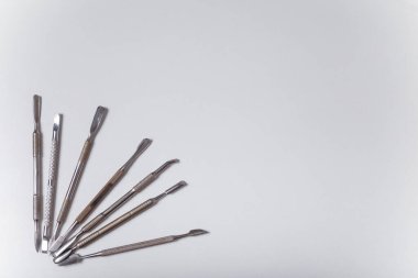 Dezenfekte edilmiş manikür ya da pedikür aletleri seti. Güvenli hijyen, güzellik ve tırnak bakımı için tırnak temizleyicileri. Üst Manzara. Boşluğu kopyala.