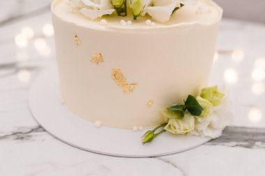 Yumuşak odaklı güzel beyaz düğün ya da mermer arka planda gül çiçekli doğum günü pastası. Kutlama etkinliği tatlı pastane