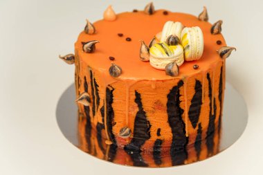 Kaplan çizgili kek ve erkek ya da çocuk için badem kurabiyesi. Erkekler için güzel bir doğum günü pastası.