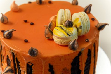 Kaplan çizgili kek ve erkek ya da çocuk için badem kurabiyesi. Erkekler için güzel bir doğum günü pastası.