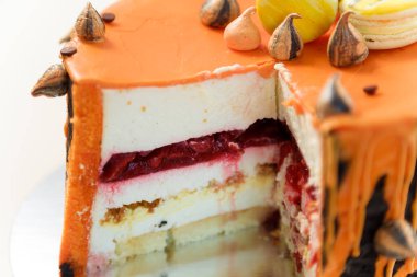 Kaplan çizgili pasta ve erkek ya da çocuk için badem kurabiyesi. Erkekler için güzel bir doğum günü pastası. Yoğurt köpüğü ve kiraz reçeli..