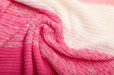 Kırışık, pembe ve beyaz çizgili kumaş dokusu, arka plan ya da fon. Tekstil, süveter desenli yüzey. Sıcak kadın giysileri, moda konsepti.