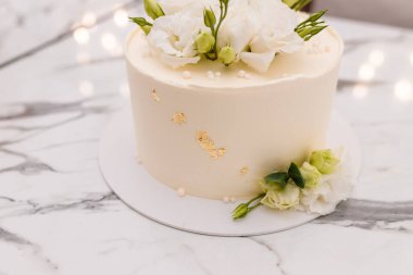 Yumuşak odaklı güzel beyaz düğün ya da mermer arka planda gül çiçekli doğum günü pastası. Kutlama etkinliği tatlı pastane