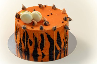 Kaplan çizgili kek ve erkek ya da çocuk için badem kurabiyesi. Erkekler için güzel bir doğum günü pastası.