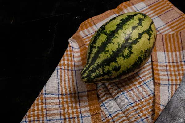 Dulce Sandía Rayada Verde Madura Sobre Toalla Cocina Fondo Negro — Foto de Stock