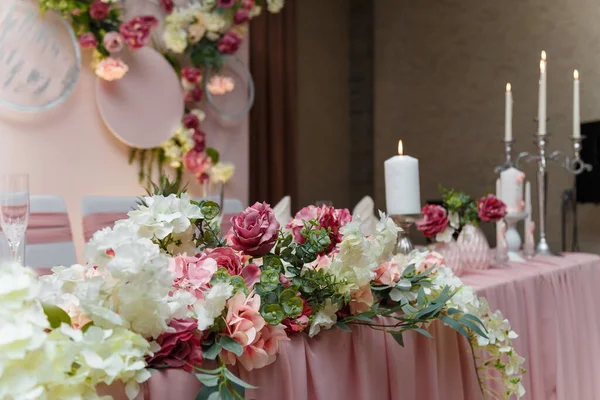 装饰粉红婚纱 喜庆拱门 新婚屏风 活动组织 美丽的花朵 靠近点 — 图库照片