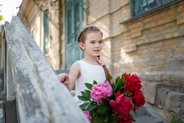 Красивая Маленькая Девочка Белом Платье Большим Букетом Пионов Весенний Цветок — стоковое фото