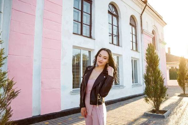 Hübsche Langhaarige Junge Frau Schwarzer Lederjacke Posiert Bei Sonnenuntergang Auf — Stockfoto