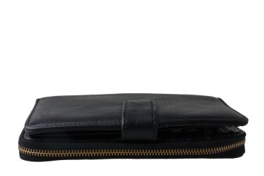 Siyah deri unisex erkek veya kadın cüzdanı, fermuarlı çanta ve düğme, beyaz arka planda izole edilmiş, yan görünüm