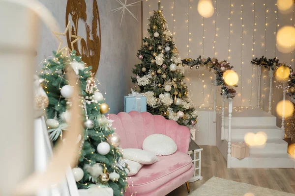 ウクライナのイズメール 2020年12月 クリスマスと新年のお祝いのために装飾された部屋 クッション モミの木と白い階段でピンクのソファ 休日の精神 近代的なインテリア — ストック写真
