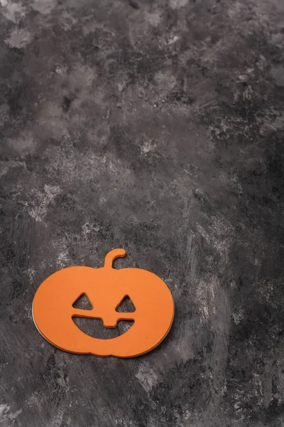 Gruselig Lächelnder Halloween Kürbiskopf Aufkleber Auf Grauem Hintergrund Happy Halloween — Stockfoto