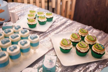 İzmail, Ukrayna - Mayıs 2020. Erkek doğum günü partisi için şenlikli çikolata. Ayılı mavi kapkekler ve Ninja Kaplumbağalar, bombardıman uçakları. Aile etkinliği için şekerler. 