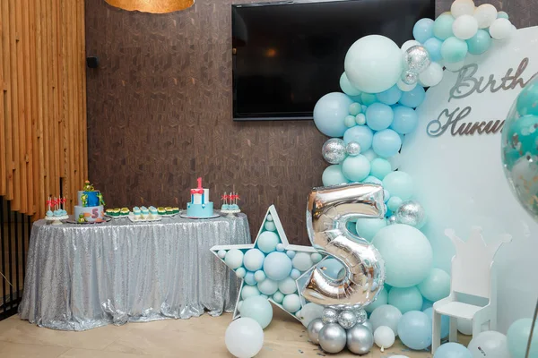 파티를 풍선을 장식적 요소들 이있는 케이크와 캔디바 Inscription Nilita — 스톡 사진