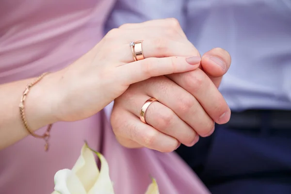 Bräutigam Und Braut Halten Sich Zärtlich Die Hände Mit Ringen — Stockfoto