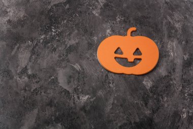 Korkunç gülümseyen Cadılar Bayramı balkabağı şekilli etiketli gri arka plan. Mutlu Cadılar Bayramı kartı, kopyalama alanı.