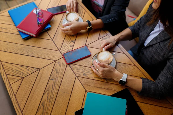 Twee Collega Die Zakenlunchen Gratis Pauze Handen Met Cappuccino Kopjes — Stockfoto