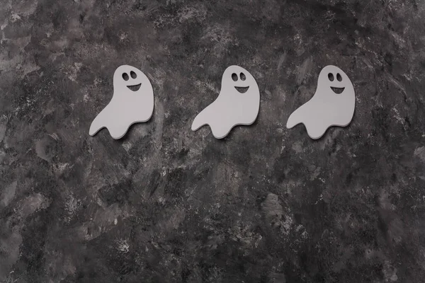 Drei Weiße Halloween Geister Formen Aufkleber Auf Grauem Hintergrund Halloween — Stockfoto