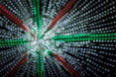 Odaklanmamış bir Noel çelengi fotoğrafı şehirde yankılanıyor. Mutlu yıllar, Mutlu Noeller, kış tatili konsepti.