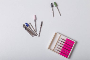 Dezenfekte edilmiş manikür ya da pedikür aletleri seti. Güvenli hijyen, güzellik ve tırnak bakımı için kesiciler hazır. Üst Manzara. Metin için yer