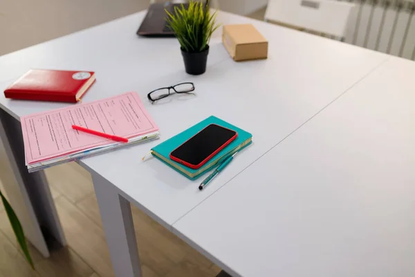 Lugar Trabajo Mesa Blanca Con Cuadernos Smartphone Gafas Laptop Bolígrafo — Foto de Stock
