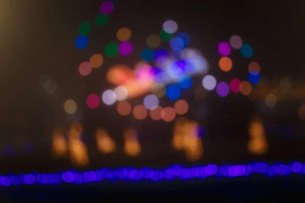 Colpo Notturno Sfocato Albero Natale Con Ghirlanda Luci Bokeh Città — Foto Stock