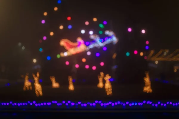 Nesoustředěný Noční Záběr Vánočních Sobů Věnec Světla Bokeh Městě Šťastný — Stock fotografie