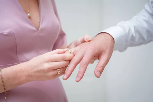 Braut Rosa Kleid Zieht Trauring Finger Des Bräutigams Nahaufnahme Nur — Stockfoto