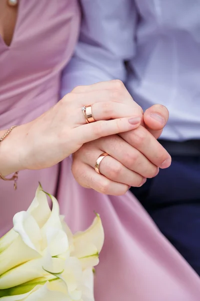 Bräutigam Und Braut Rosa Kleid Halten Händchen Mit Ringen Weißer — Stockfoto