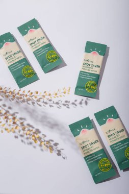 İzmail, Ukrayna. 9 Temmuz 2024. Kore kozmetik ürünleri. ISNTREE Spot Saver Mugwort Pudra Yıkama. Bitki dallı beyaz arka planda bazı çubuklar.