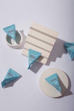 İzmail, Ukrayna. 9 Temmuz 2024. Etude House Fırın Tozu Crunch Pore Fırçası. Kore kozmetik paketleri beton tezgahta, beyaz arka planda. Uzayı kopyala Ürün sunumu, reklam afişi