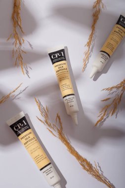 İzmail, Ukrayna. 9 Temmuz 2024. Beyaz arka planda üç Kore kozmetik tüpü. CP-1 seramik tedavisi Protein saç onarım sistemi. Kuru ve hasarlı saçlar için kaliteli ipek ampul